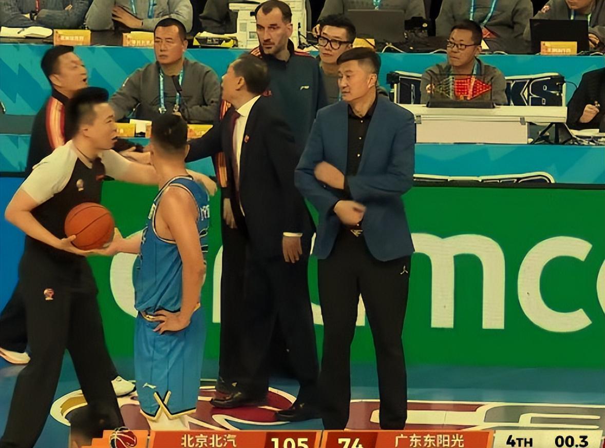 芒果体育直播nba-周琦13+8！赵睿3中1仅得5分一言难尽，广东宏远3分险胜北京首钢队
